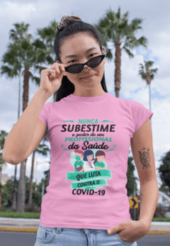 Camiseta Nunca subestime o poder de um Profissional de Saúde que luta contra a Covid-19 - Camisetas Rápido Shop