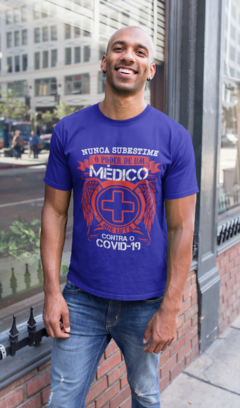 Camiseta Nunca subestime o poder de um Médico que luta contra a Covid-19 - comprar online