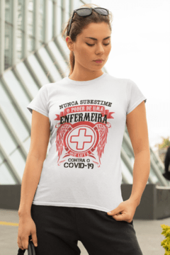 Camiseta Nunca subestime o poder de uma Enfermeira que luta contra a Covid-19