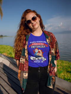 Camiseta Nunca subestime o poder de uma Enfermeira que luta contra a Covid-19 na internet