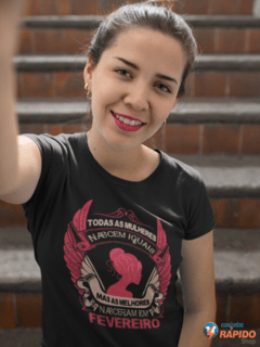 Camiseta Nunca subestime o poder de uma mulher nascida em fevereiro