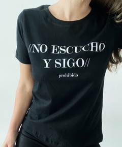 Remera NO ESCUCHO Y SIGO