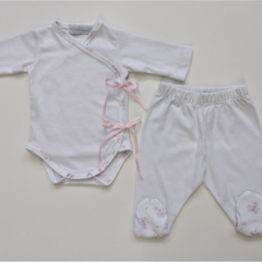 Conjunto body y ranita liso ribete racimos rosas