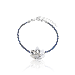 Pulseira de lápis lazuli naturais e flor de lótus em prata com banho de ouro ou ródio - comprar online