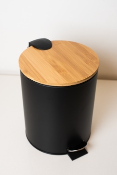 CESTO DE RESIDUOS "NORDICO" REDONDO NEGRO PARA BAÑO CON TAPA DE BAMBOO Y PEDAL 5L - tienda online