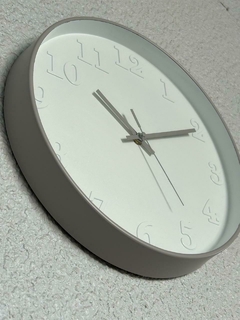 RELOJ REDONDO GRIS TIZA CON FONDO BLANCO Y NUMEROS EN RELIEVE 30cm