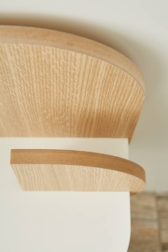 Imagen de MESA DE LUZ "OTTO" CON ESTANTE DE MADERA