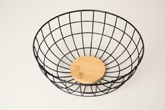 FUENTE FRUTERA "FOLK" DE METAL CON BASE BAMBOO REDONDA - comprar online