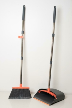 SET DE ESCOBA + PALA REBATIBLES "LIMPY" GRIS CON NARANJA - comprar online