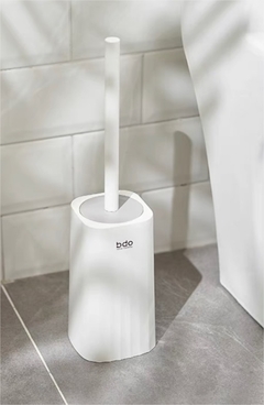 ESCOBILLA PARA BAÑO "BDO" CON AUTOADHESIVO PARA PEGAR - tienda online