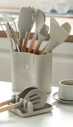 CUCHARA PARA PASTA "BOTTI" DE SILICONA GRIS CON MANGO DE MADERA 31 x 6 CM - comprar online