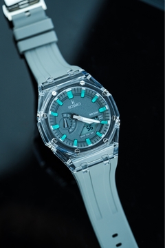 Este reloj es perfecto para aquellos que buscan un diseño moderno y deportivo con una funcionalidad excepcional.  El reloj Kosmo cuenta con una caja de plástico transparente que mide 57*44,5mm, lo que lo hace ideal para cualquier muñeca. La banda de silic