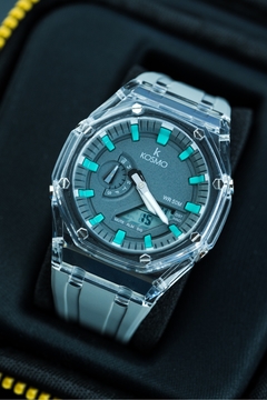 Este reloj es perfecto para aquellos que buscan un diseño moderno y deportivo con una funcionalidad excepcional.  El reloj Kosmo cuenta con una caja de plástico transparente que mide 57*44,5mm, lo que lo hace ideal para cualquier muñeca. La banda de silic