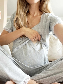Pijama Hinda Remera + Pantalón Gris - Tienda Maternal para Mamás que no quieren dejar de sentirse Mujer 