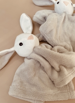 Conejo con manta de apego muñeco en internet
