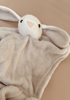 Conejo con manta de apego muñeco