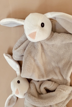 Conejo con manta de apego muñeco - comprar online