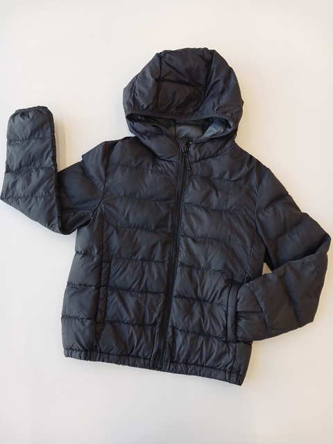 CAMPERA UNIQLO T. 7- 8 AÑOS NEGRA * DETALLE