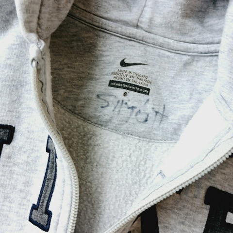 CAMPERA NIKE T. 6 AÑOS GRIS *DETALLE - Eme de Mar