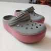 CROCS C 13 GRIS ROSA PLATAFORMA*DETALLE