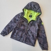 CAMPERA OSHKOSH T. 8 AÑOS CAMUFLADA FORRADA FLUOR * DETALLE