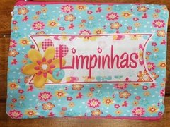 Necessaire Sujinha e Limpinha floral fundo azul claro