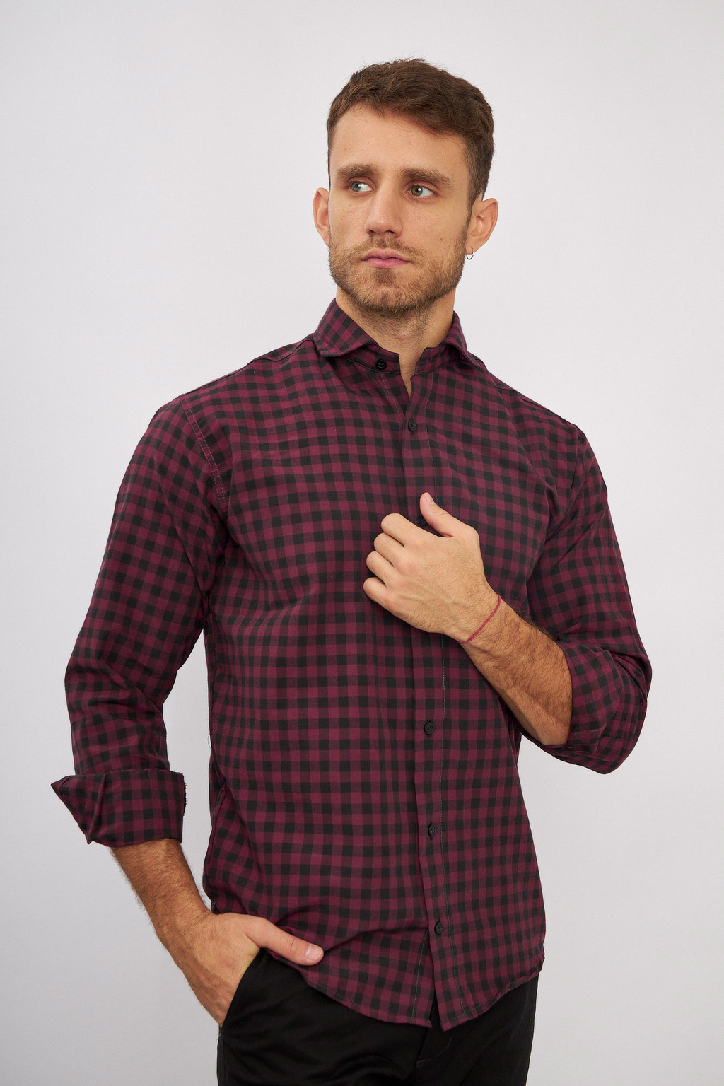 Camisa bordo con pantalon negro hotsell