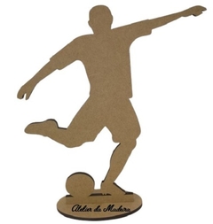 Jogador Futebol Chutando 65cm Base - comprar online