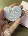 Mini Textura - Frase 550 Deus não demora ele capricha