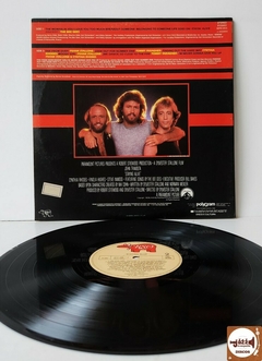 Bee Gees - Staying Alive (Capa dupla) na internet