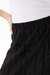 Falda midi plisada con elástico en la cintura. Corte evasé, largo 7/8.