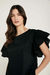 Remera con mangas con efecto volado. Escote redondo. 