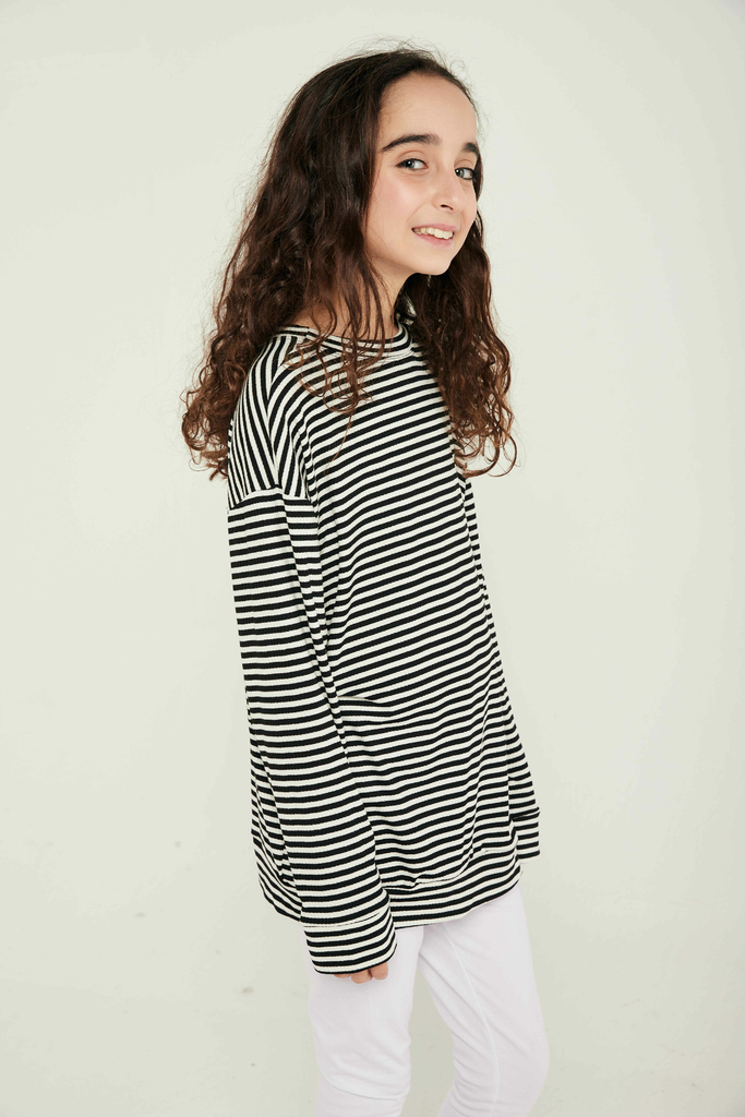 Buzo rayado blanco y negro new arrivals