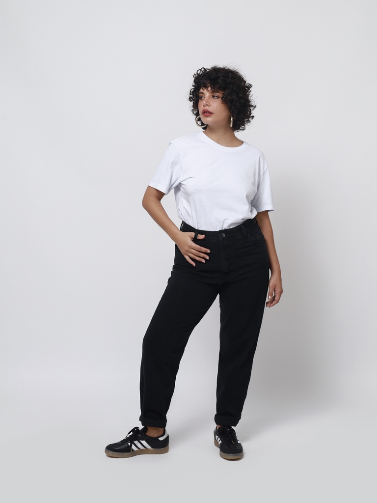 Calça Mom Jeans Preta Estonada - Comprar em Chaneco