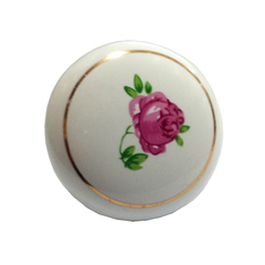 Puxador em porcelana.  Unidade: PEÇA Dimensional: 37mm de diâmetro Acabamento: Branco com floral rosa e anel dourado