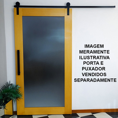 Kit aparente para porta de correr com roldanas e trilho 1,5m.  Capacidade de carga de até 50 kg por porta.  Centro da roldana em nylon para evitar ruído, para portas de madeira.  Acompanha guia, batentes e parafusos.  Unidade: KIT Acabamento: Alumínio Pre