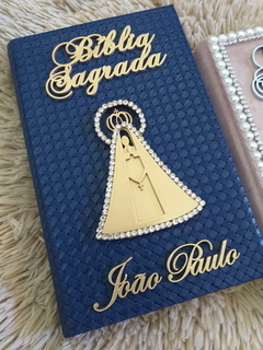 BÍBLIA DECORADA MATELASSE AZUL MARINHO - NOSSA SENHORA APARECIDA - CATÓLICA EDITORA PAULUS - Mandaluhz - Artigos de Luxo