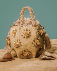 bolsa de palha buriti , com flores em seda bege e alça ajustável e removível 