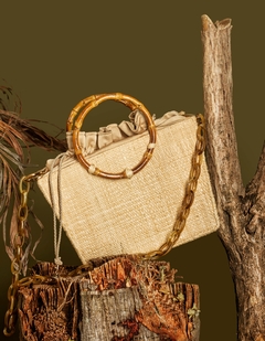 bolsa em palha de buriti, com alça de bamboo e alça de ombro removível, forro em seda