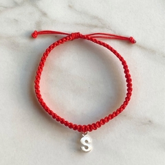 pulsera de hilo rojo con inicial a eleccion