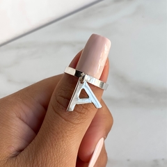 Anillo con dije inicial personalizado en internet