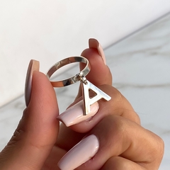 Anillo con dije inicial personalizado - comprar online