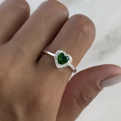 Anillo centro cubic corazón verde con cúbics blancos (Cod an848)