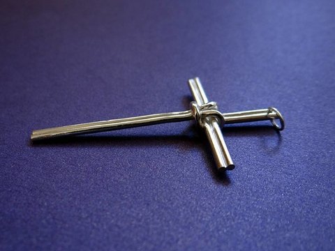 D007A Crucifixo de Prata Amarrado