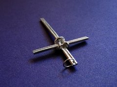 D007A Crucifixo de Prata Amarrado na internet