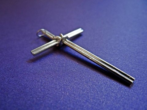 D007A Crucifixo de Prata Amarrado