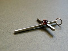 D007C Crucifixo de Prata com Granada Coração - Encomenda - comprar online
