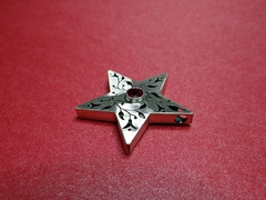 D285 Pingente Estrela de Prata com Vazado Floral e Zircônia Vermelha na internet