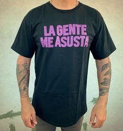 Remera La Gente me Asusta en internet