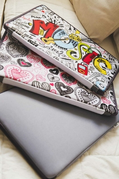 FUNDA Notebook Neoprene Est 18 Corazones - comprar online